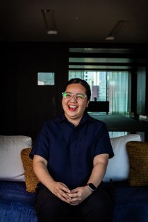 "𝗦𝗸𝗶𝗹𝗹𝘀 𝗵𝗮𝘃𝗲 𝗻𝗼 𝗴𝗲𝗻𝗱𝗲𝗿. 𝗘𝘃𝗲𝗿𝘆𝗼𝗻𝗲 𝗶𝘀 𝗰𝗮𝗽𝗮𝗯𝗹𝗲 𝗼𝗳 𝗹𝗲𝗮𝗱𝗶𝗻𝗴."
-Gabrielle Junio, Engineering Shift Supervisor

"𝗦𝘁𝗿𝗲𝗻𝗴𝘁𝗵 𝗰𝗼𝗺𝗲𝘀 𝗳𝗿𝗼𝗺 𝗲𝗺𝗯𝗿𝗮𝗰𝗶𝗻𝗴 𝘆𝗼𝘂𝗿𝘀𝗲𝗹𝗳."
-Karen Garcia, Executive Secretary

Behind every warm welcome and seamless moment is a woman making it happen.

We honour the passion, strength, and grace of the women who power our hotel forward.

When women rise, we all rise.

#InternationalWomensDay #GiveToGain

📞 (02) 8811 6888 (For General inquiries)
 📱 0917 888 4194 (For F&B inquiries)
📧 enquiry.manila@newworldhotels.com or servicecentre.manila@newworldhotels.com
🌐 manila.newworldhotels.com

#NewWorldMakati #NewWorldMakatiHotel #NewWorldHotels